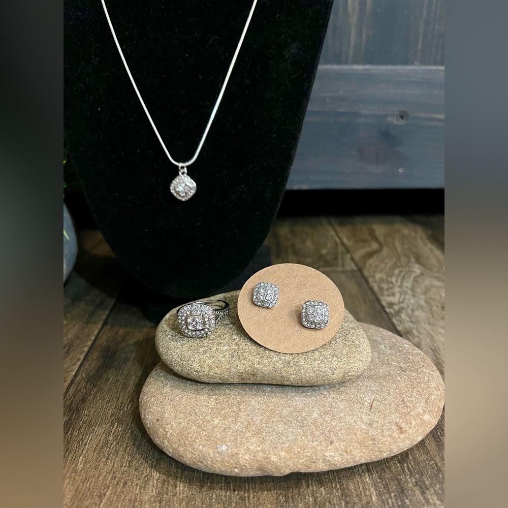 Necklace , ring & earrings set